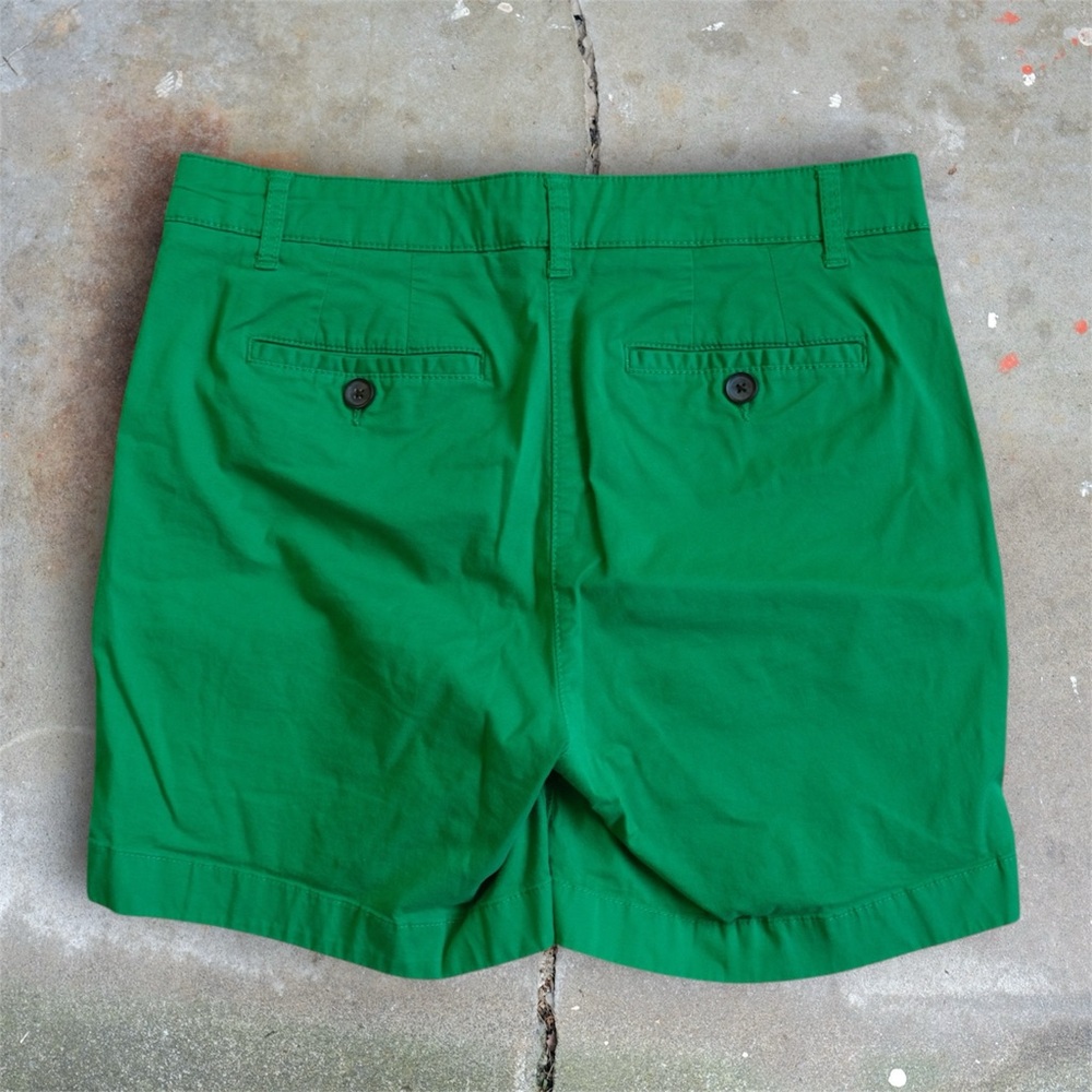 Boden Green Chino Shorts Size 8 6” *Button replaced - Picture 2 of 4